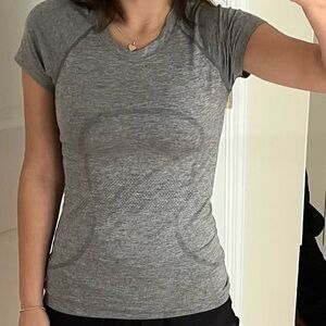 Lululemon Athletica Gray Fitted Short Sleeve Tee